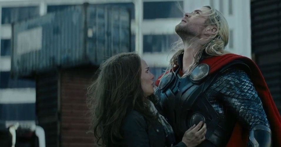 Chris Hemsworth e Natalie Portman em cena de "Thor: O Mundo Sombrio" - Reprodução