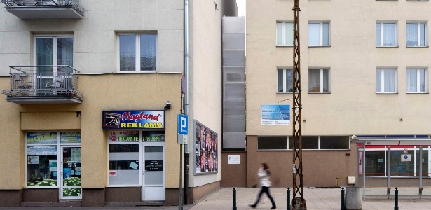 A Casa Keret (ao centro) fica no espaço estreito entre um edifício e um conjunto habitacional em Varsóvia - Andrea Meichsner/The New York Times