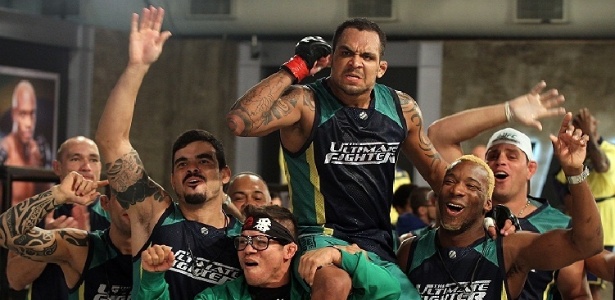 Luiz Besouro comemora vitória sobre Pedro Iriê no TUF Brasil 2, com uma finalização ainda no 1º round - Divulgação/UFC