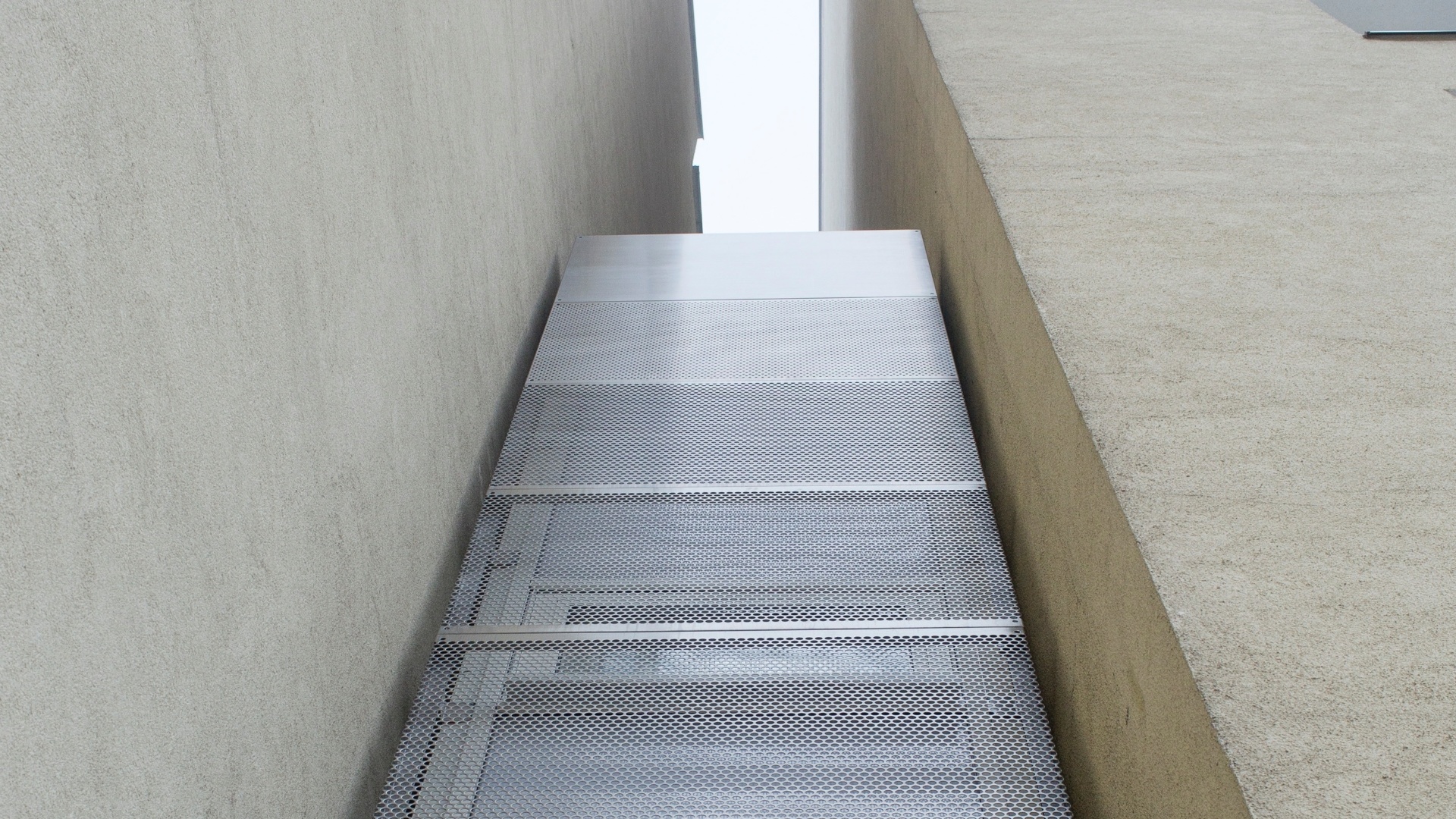 Para trazer mais luz natural, o arquiteto polonês, Jakub Szczesny, projetou uma fachada de aço perfurada para a Casa Keret, "espremida" entre dois prédios, em Varsóvia, Polônia - Andrea Meichsner/The New York Times