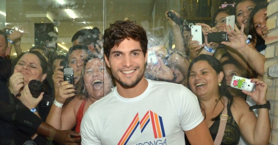 23.abr.2013 - O ex-BBB André leva fãs à loucura ao participar do evento de moda "FMF 2013" em Fortaleza, Ceará