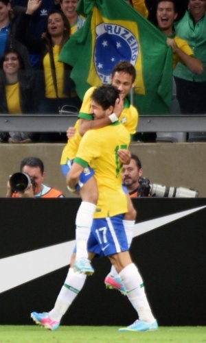 24.abr.2013 - Após assistência para gol de Neymar, ambos jogadores comemoram virada do Brasil sobre o Chile