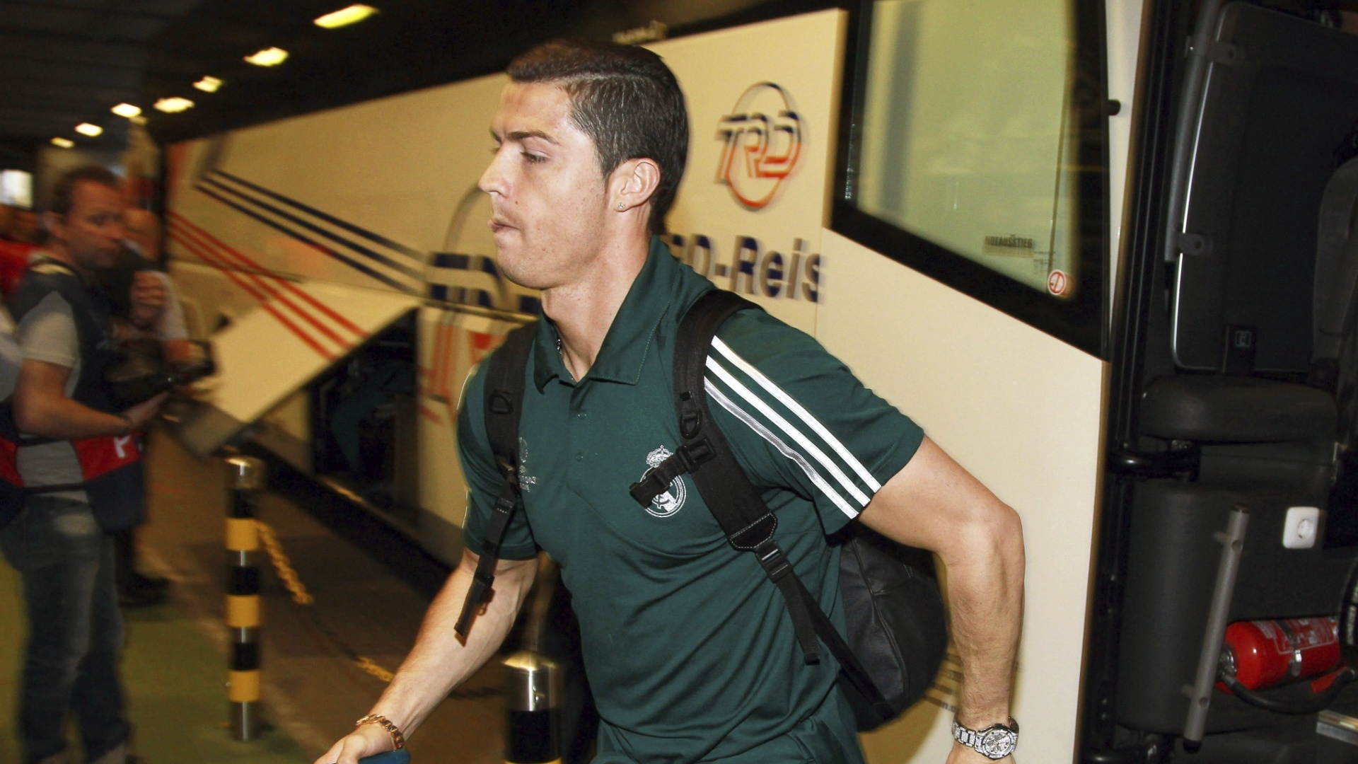 24.abr.2013 - Atacante Cristiano Ronaldo, do Real Madrid, desce do ônibus na chegada do time ao estádio Signal Iduma Park - EFE/Friso Gentsch