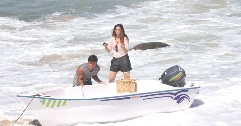24.abr.2013 - Daniela Escobar e Bruno Gissoni gravaram cenas de "Flor do Caribe" na praia de Grumari, zona oeste do Rio. Na trama os atores vivem Natália e Juliano, respectivamente