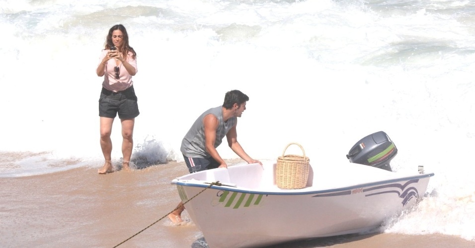 24.abr.2013 - Daniela Escobar e Bruno Gissoni gravaram cenas de "Flor do Caribe" na praia de Grumari, zona oeste do Rio. Na trama os atores vivem Natália e Juliano, respectivamente