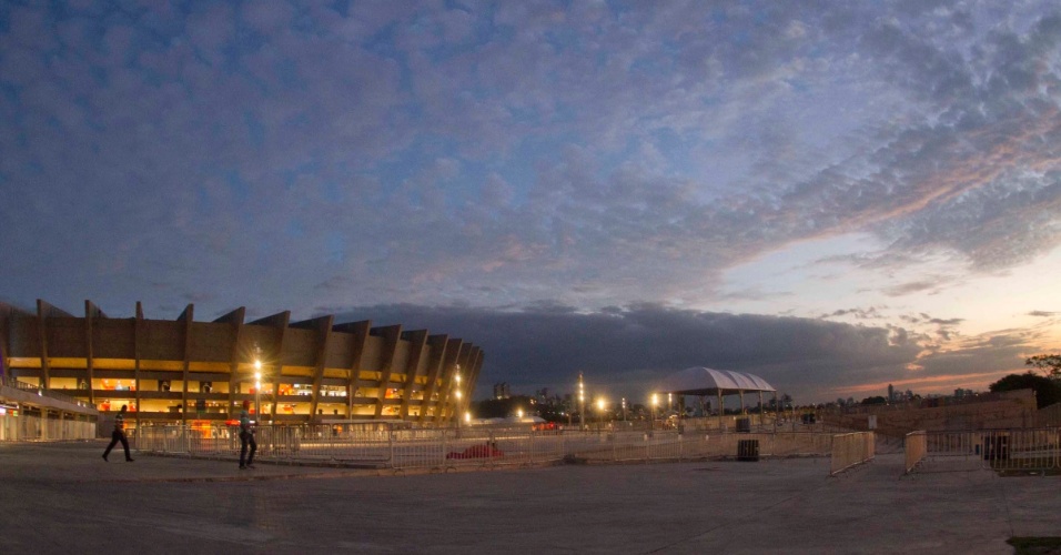 24.abr.2013 - Estádio do Mineirão recebe torcedores nesta quarta-feira para o amistoso entre Brasil e Chile