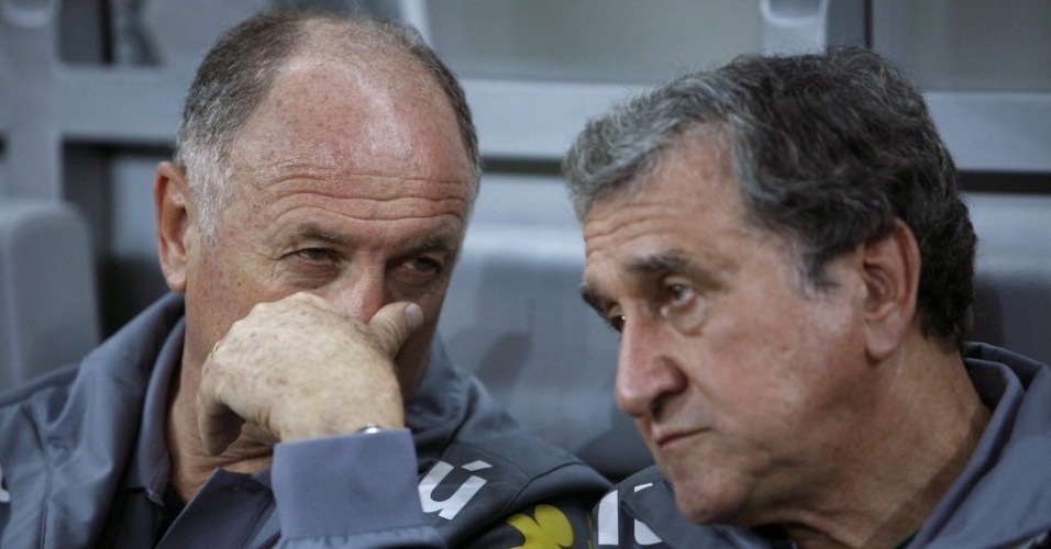 24.abr.2013 - Felipão e Carlos Alberto Parreira conversam no banco de reservas durante a partida do Brasil contra o Chile