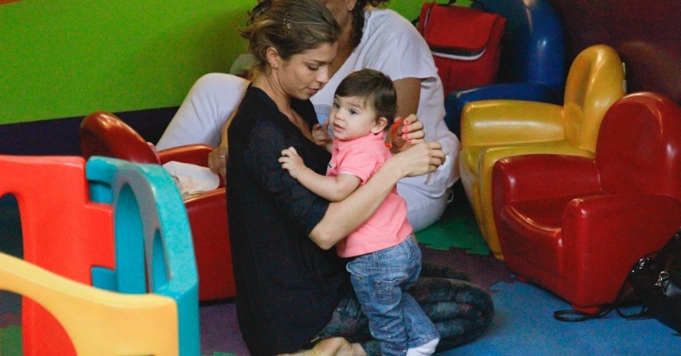 24.abr.2013 - Grazi Massafera se divertiu com a filha, Sofia, em um parquinho localizado na zona oeste do Rio. A menina é fruto do casamento da atriz com Cauã Reymond
