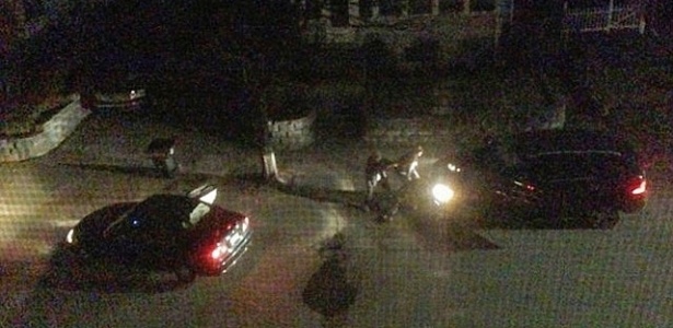 Morador da rua Laurel, em Watertown, perto de Boston (EUA), registra o confronto entre os irmãos Tsarnaev (no centro da foto) e policiais - Andrew Kitzenberg/www.getonhand.com