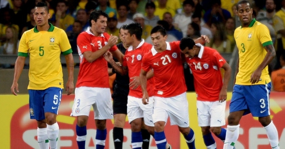 24.abr.2013 - Jogadores do Chile comemoram gol marcado por Marcos González (esq.) no amistoso contra o Brasil, no Mineirão