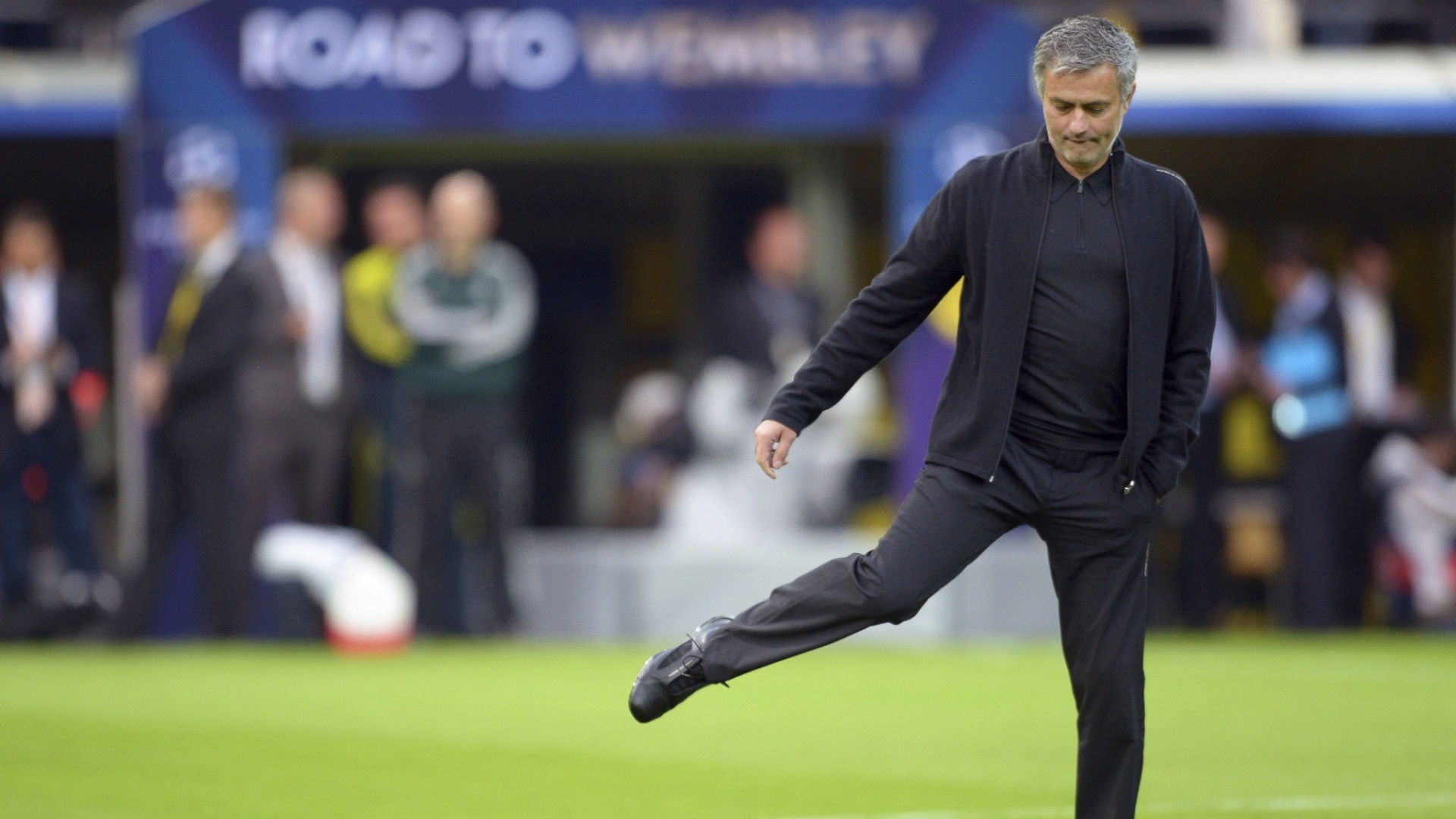 24.abr.2013 - José Mourinho chuta uma bola antes do jogo entre Borussia e Real Madrid pela semifinal da Liga dos Campeões - EFE/FEDERICO GAMBARINI