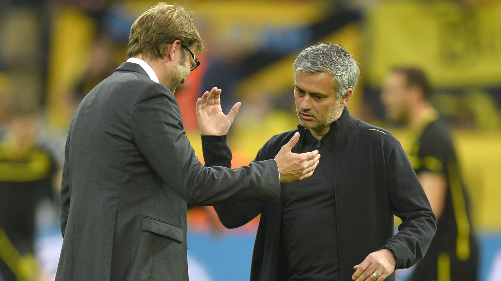 24.abr.2013 - José Mourinho, do Real Madrid, e Juergen Klopp, do Borussia Dortmund, se cumprimentam antes do início do jogo - AFP PHOTO / ODD ANDERSEN