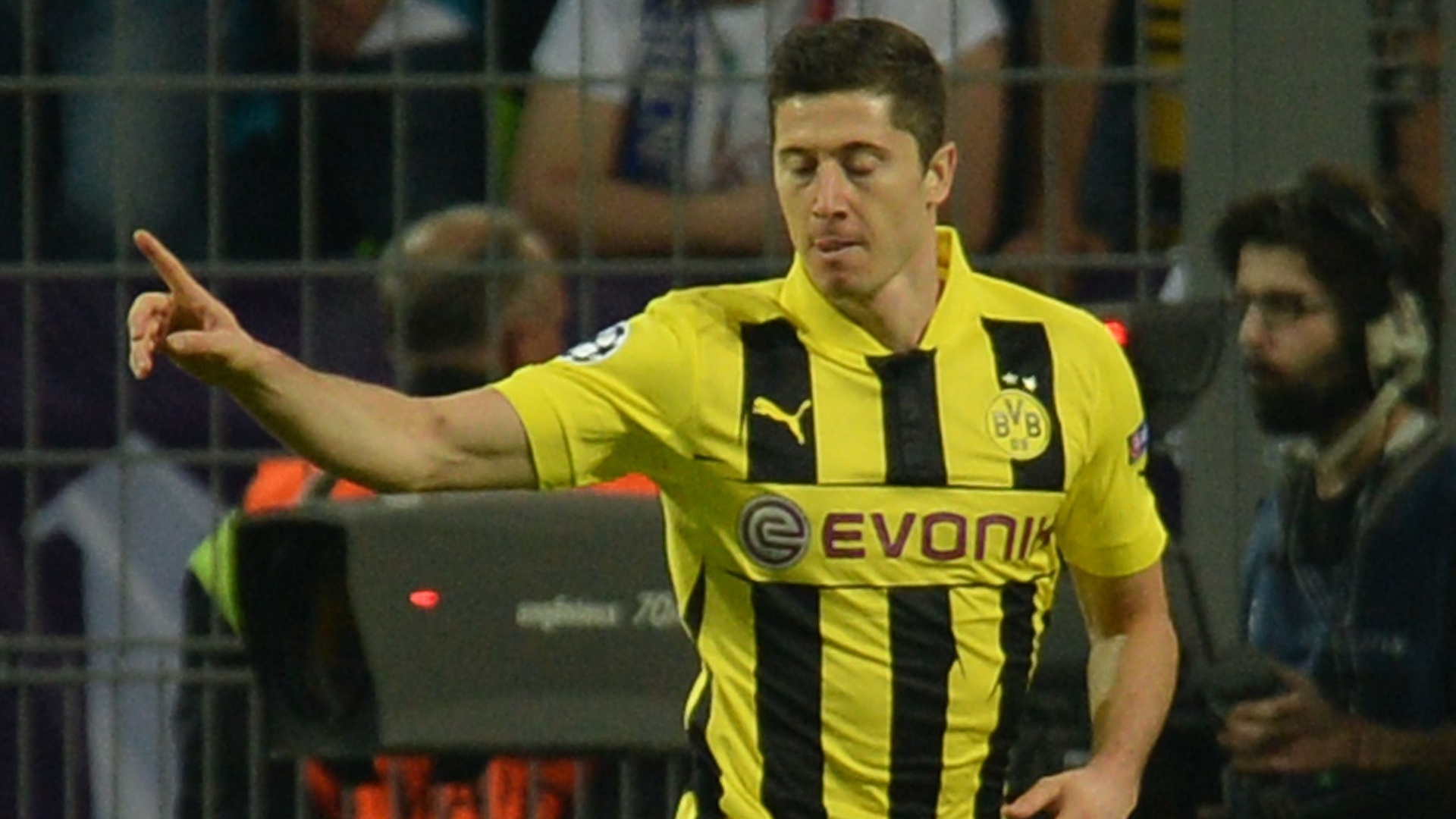 24.abr.2013 - Lewandowski comemora gol que abriu o placar para o Borussia Dortmund contra o Real Madrid pela Liga dos Campeões - AFP PHOTO / PATRIK STOLLARZ