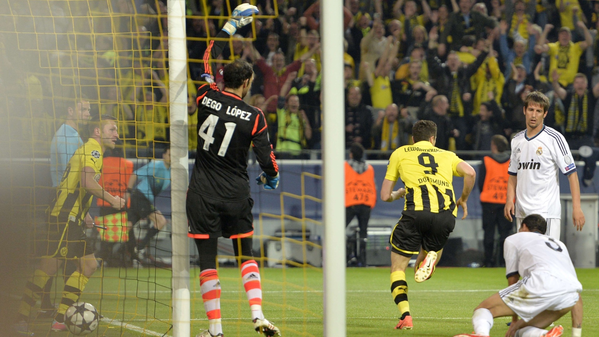 24.abr.2013 - Lewandowski sai para comemorar gol do Real Madrid enquanto goleiro do Real Madrid reclama de impedimento no lance - AFP PHOTO / ODD ANDERSEN