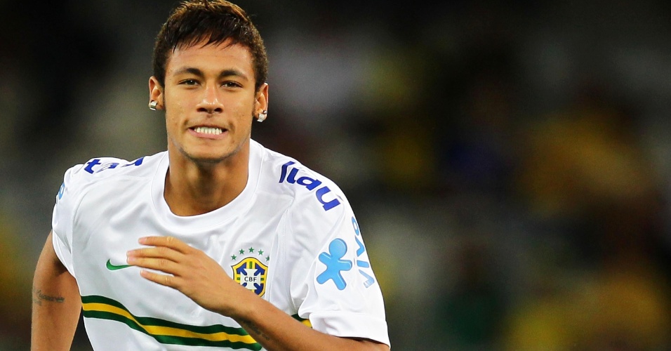 24.abr.2013 - Neymar faz aquecimento no gramado antes do amistoso entre Brasil e Chile, no Mineirão