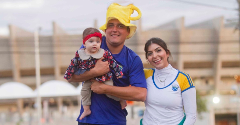24.abr.2013 - Pais levam o bebê para acompanhar a partida entre Brasil e Chile no Mineirão