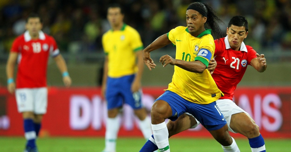24.abr.2013 - Ronaldinho Gaúcho carrega a bola durante a partida entre Brasil e Chile, no Mineirão