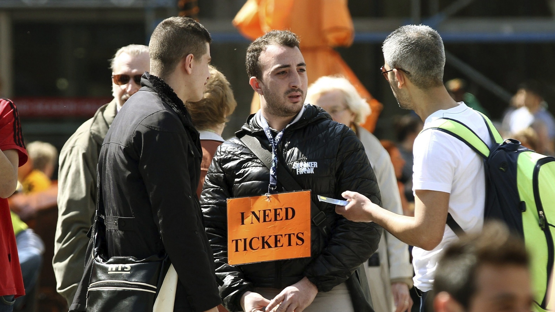 24.abr.2013 - Torcedor exibe cartaz e avisa que quer comprar ingressos para o jogo entre Borussia Dortmund e Real Madrid - EFE/Kevin Kurek