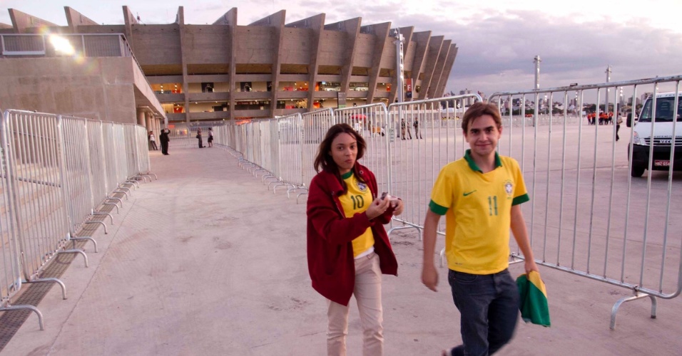 24.abr.2013 - Torcedores chegam no estádio do Mineirão para acompanhar a partida amistosa entre Brasil e Chile, nesta quarta-feira