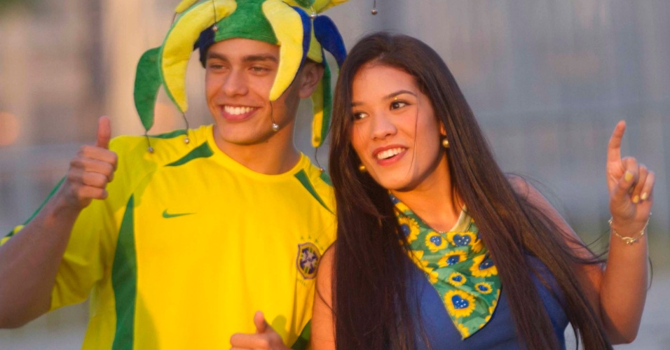 24.abr.2013 - Torcedores chegam no estádio do Mineirão para acompanhar a partida amistosa entre Brasil e Chile, nesta quarta-feira