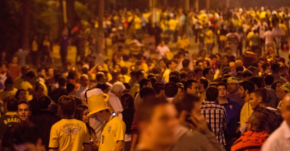24.abr.2013 - Torcedores começam a chegar e enchem as ruas nos arredores do Mineirão para acompanhar o amistoso entre Brasil e Chile
