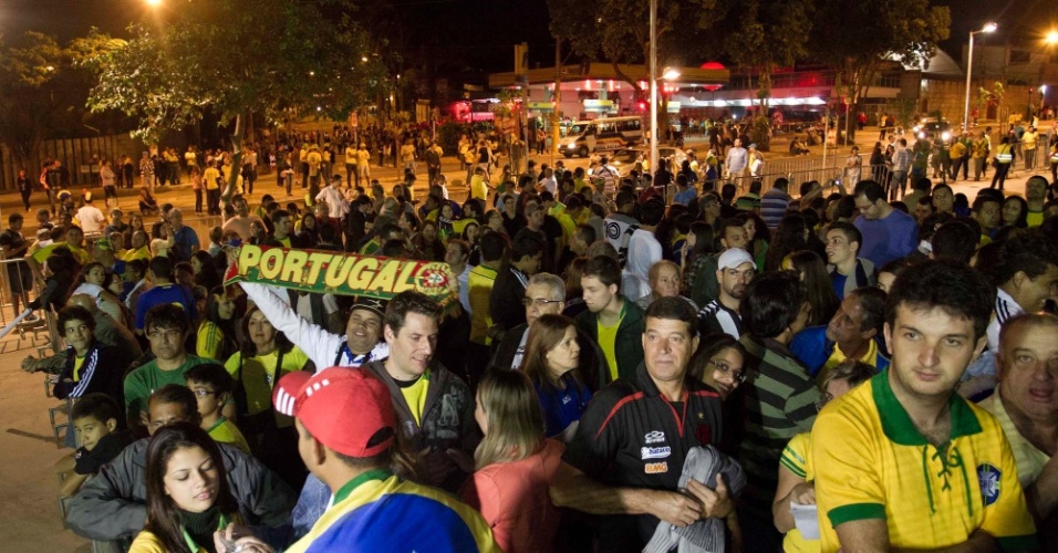 24.abr.2013 - Torcedores começam a chegar e enchem as ruas nos arredores do Mineirão para acompanhar o amistoso entre Brasil e Chile