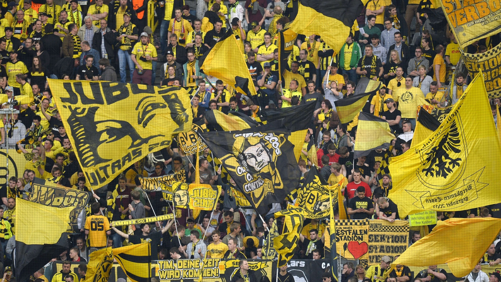 24.abr.2013 - Torcida do Borussia Dortmund faz festa antes do começo da partida contra o Real Madrid - AFP PHOTO / ODD ANDERSEN