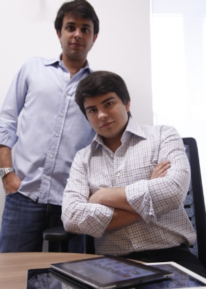 Guto Ramos (em pé) e Rony Breuel (sentado), sócios da BR Mobile, empresa de aluguel de tablets - Divulgação