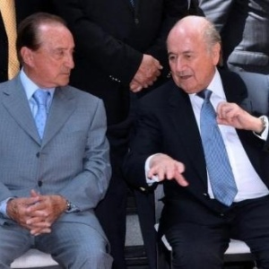 O novo presidente da Conmebol, Eugênio Figueiredo, ao lado de Joseph Blatter, da Fifa  - divulgação Conmebol