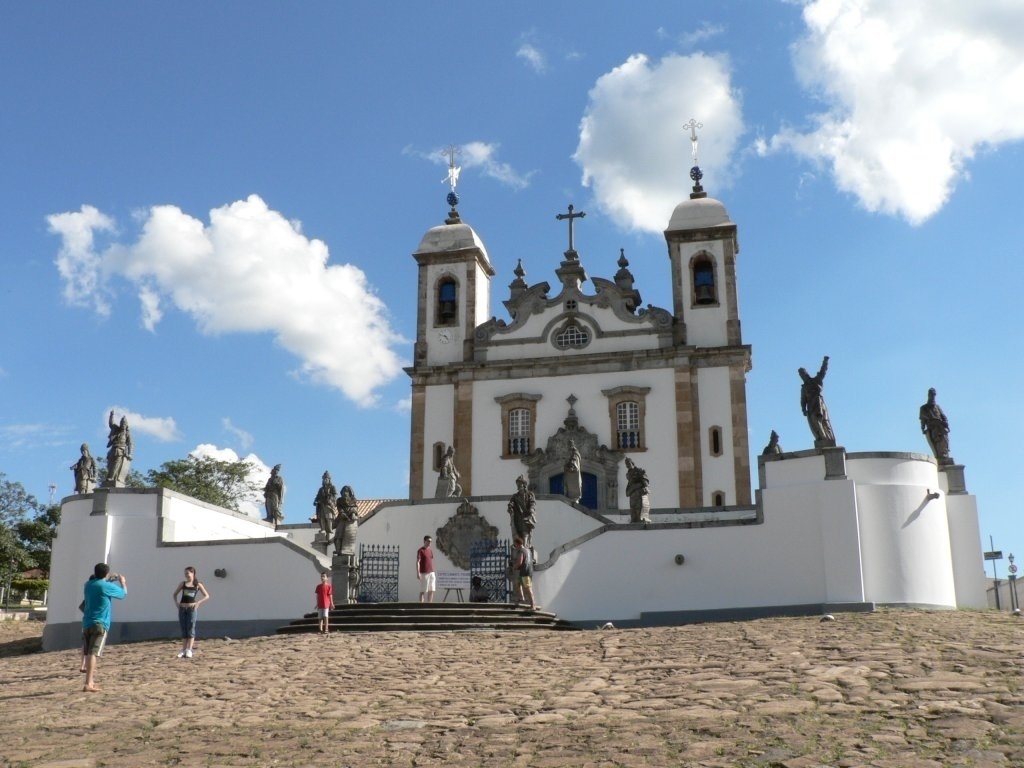 O Santuário de Bom Jesus de Matosinhos, em Congonhas, Minas Gerais, abriga, entre outros tesouros artísticos, as estátuas dos doze profetas esculpidas por Antônio Francisco da Costa Lisboa, o Aleijadinho, uma das maiores expressões do Barroco no Brasil. O local, que já tinha sido tombado como patrimônio histórico nacional em 1939, foi considerado patrimônio da humanidade pela Unesco em 1985. - Alexandre Machado/Wikimedia Commons