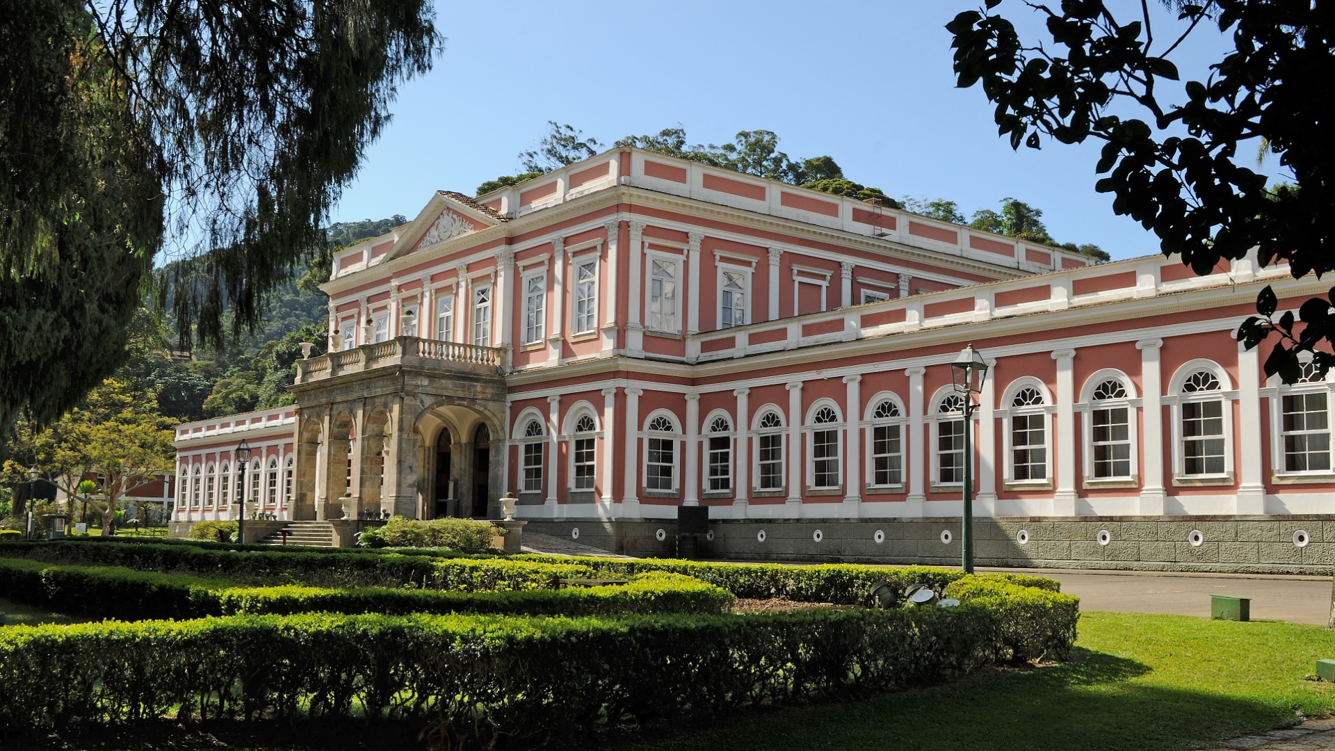 Quem quiser ter uma visão da realidade histórica do Império do Brasil não pode deixar de fazer uma visita ao Museu Imperial de Petrópolis, no estado do Rio de Janeiro. Localizado num palacente neoclássico (foto) construído por dom Pedro 2o. , que também fez edificar a cidade onde ele hoje se localiza, o museu abriga um acervo que conta com as coroas dos dois imperadores brasileiros, além de inúmeras outras raridades, como o primeiro telefone do país. - Ibram/Instituto Brasileiro de Museus