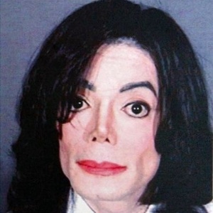 O cantor Michael Jackson foi fichado após ser acusado de molestar uma criança