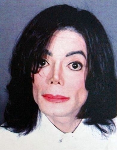 20.nov.2003  - O cantor Michael Jackson foi fichado após ser acusado de molestar uma criança
