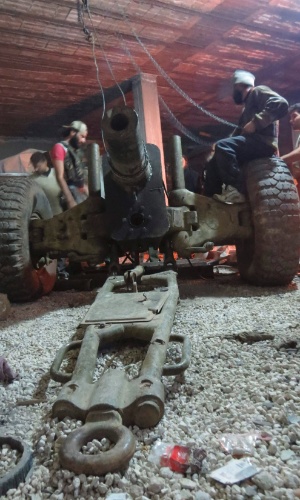 23.abr.2013 - Combatentes do Exército Livre da Síria constroem um canhão militar improvisado, em Binnish na província de Idlib, na Síria
