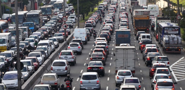 Trânsito intenso na manhã desta quinta-feira (25), na avenida Bandeirantes, zona sul de SP - Renato S. Cerqueira/Futura Press