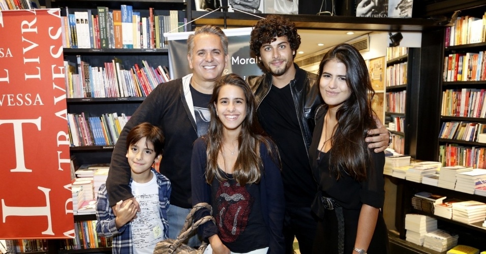 25.abr.2013 - Antonia Morais e Jesus Luz prestigiaram o lançamento do DVD "Rivière Noire", de Orlando Morais, em uma livraria da zona sul do Rio