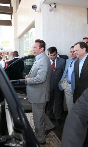 25.abr.2013 - Arnold Schwarzenegger deixa hotel onde está hospedado na zona sul do Rio de Janeiro. O ator está na cidade para participar de um evento de fisiculturismo