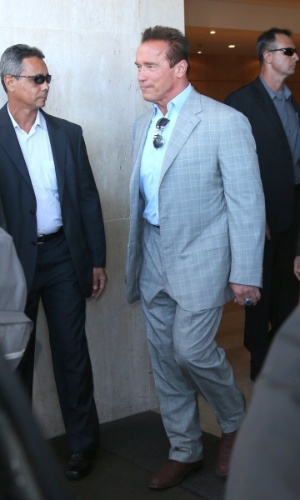 25.abr.2013 - Arnold Schwarzenegger deixa hotel onde está hospedado na zona sul do Rio de Janeiro. O ator está na cidade para participar de um evento de fisiculturismo