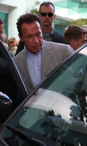 25.abr.2013 - Arnold Schwarzenegger deixa shopping na zona sul do Rio de Janeiro. O ator está na cidade para participar de um evento de fisiculturismo