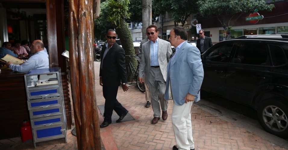 25.abr.2013 - Arnold Schwarzenegger visita cafeteria na zona sul do Rio de Janeiro. O ator está na cidade para participar de um evento de fisiculturismo