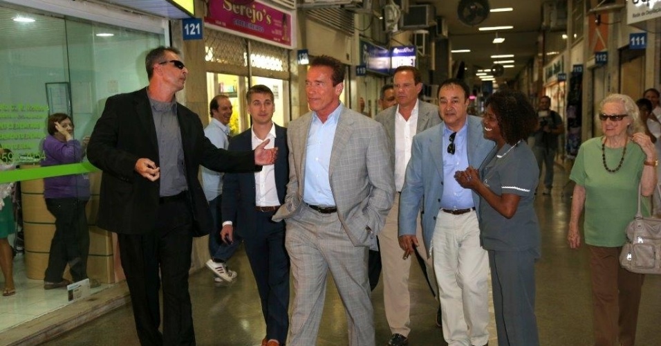 25.abr.2013 - Arnold Schwarzenegger visita shopping de antiguidades na zona sul do Rio de Janeiro. O ator está na cidade para participar de um evento de fisiculturismo