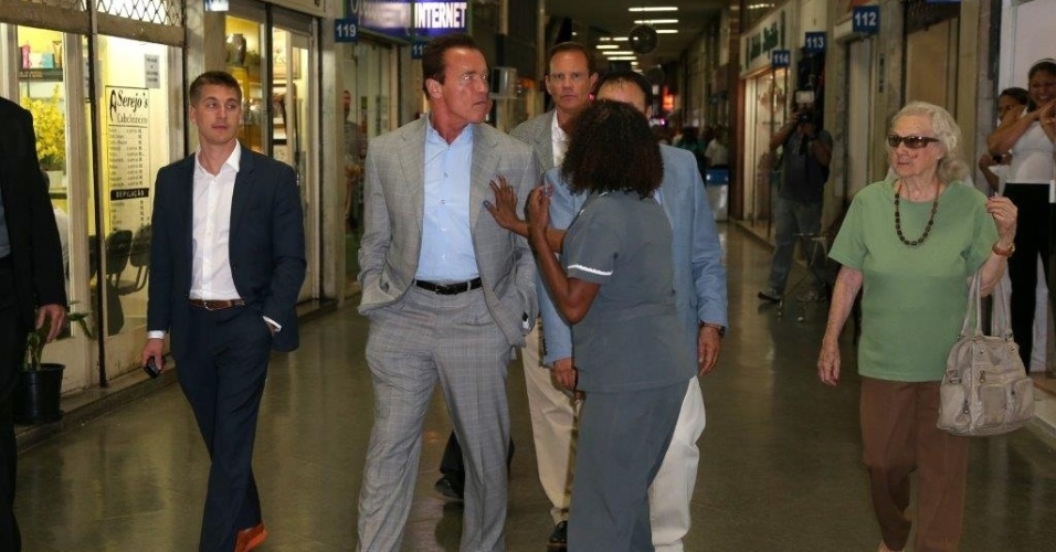 25.abr.2013 - Arnold Schwarzenegger visita shopping de antiguidades na zona sul do Rio de Janeiro. O ator está na cidade para participar de um evento de fisiculturismo