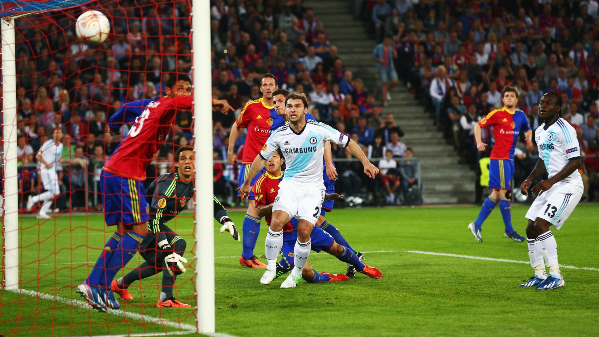 25.abr.2013 - Atacante Victor Moses (dir), do Chelsea, marca contra o Basel, durante partida pela semifinal da Liga Europa - Clive Rose/Getty Images