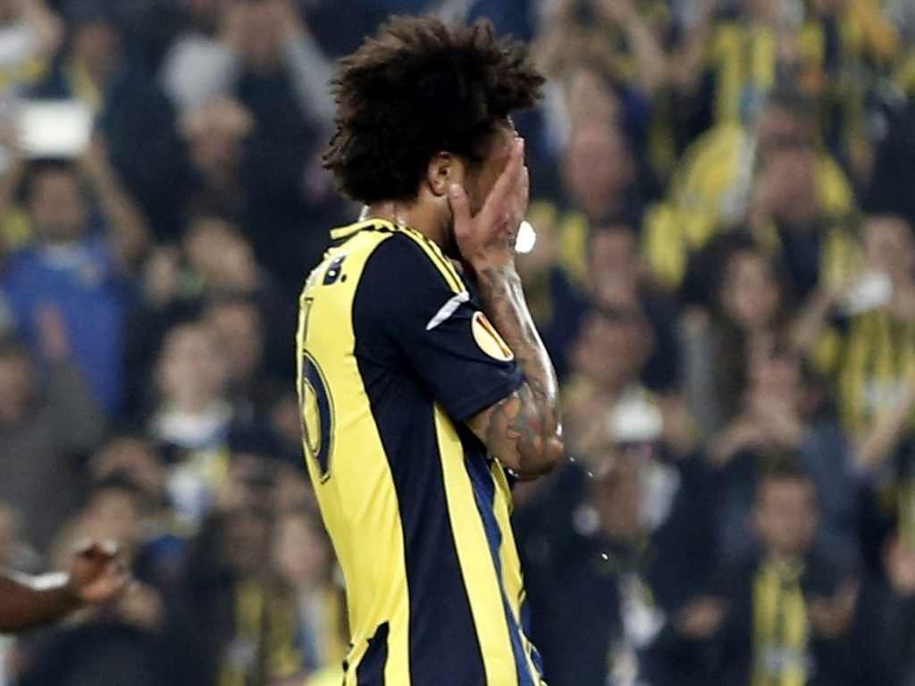 25.abr.2013 - Brasileiro Cristian, do Fenerbahce, chora após perder pênalti na partida contra o Benfica, pela semifinal da Liga Europa - EFE/SEDAT SUNA