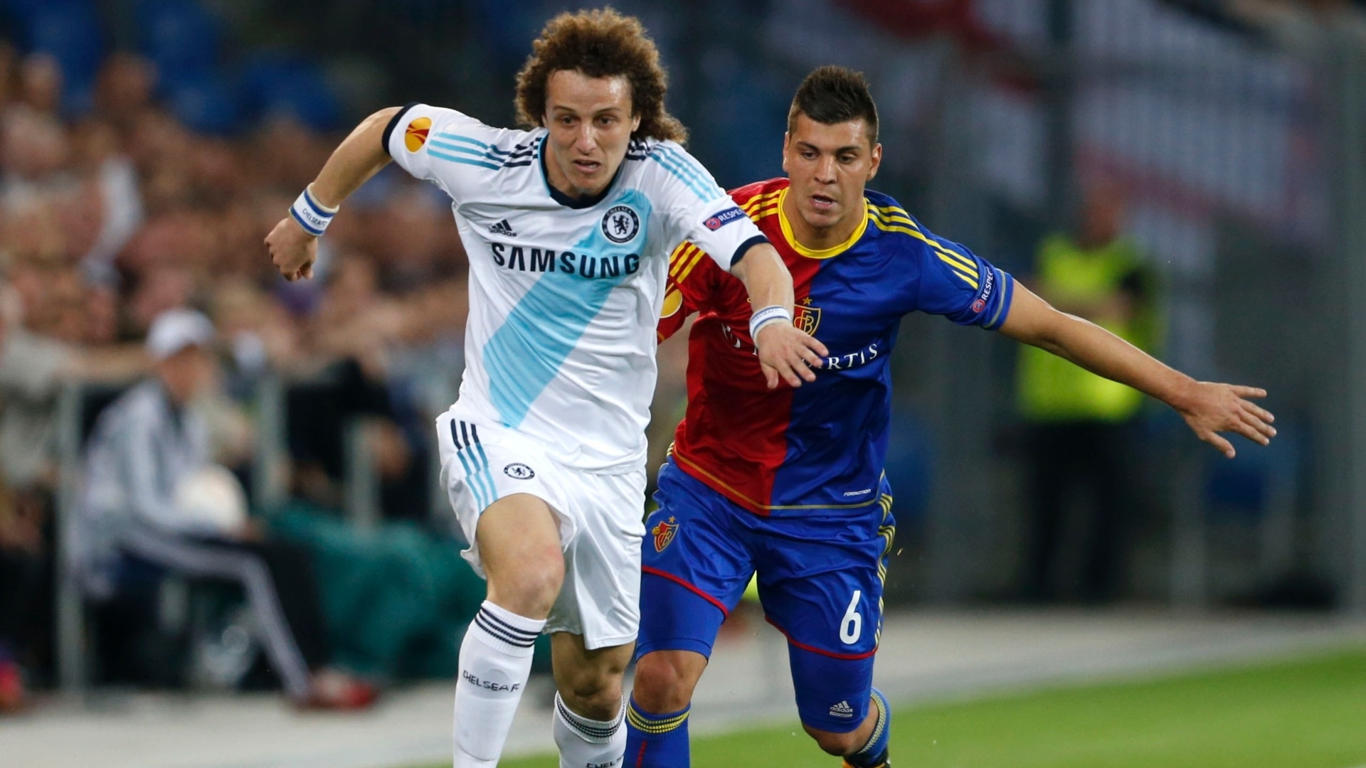 25.abr.2013 - Brasileiro David Luiz (esq), do Chelsea, tenta ganhar na corrida de Aleksandar Dragovic, do Basel, durante jogo pela semifinal da Liga Europa - REUTERS/Arnd Wiegmann