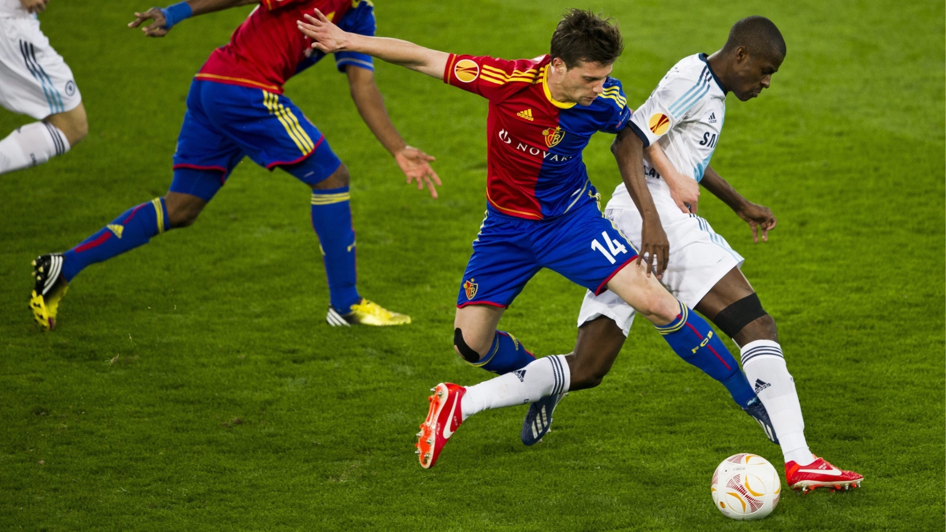 25.abr.2013 - Brasileiro Ramires (dir), do Chelsea, tenta passar pela marcação de Valentin Stocker, do Basel, durante a semifinal da Liga Europa - EFE/ENNIO LEANZA