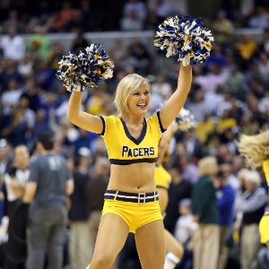 25.abr.2013 - Cheerleader do Indiana Pacers anima a torcida durante jogo contra o Atlanta Hawks  - Andy Lyons/Getty Images/AFP