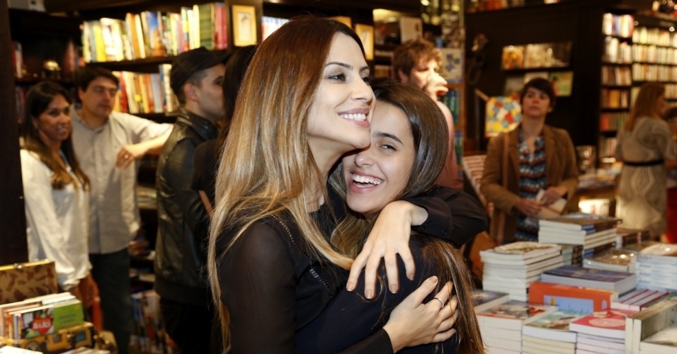 25.abr.2013 - Cleo Pires e a irmã, Ana, prestigiaram o lançamento do DVD "Rivière Noire", de Orlando Morais, em uma livraria da zona sul do Rio