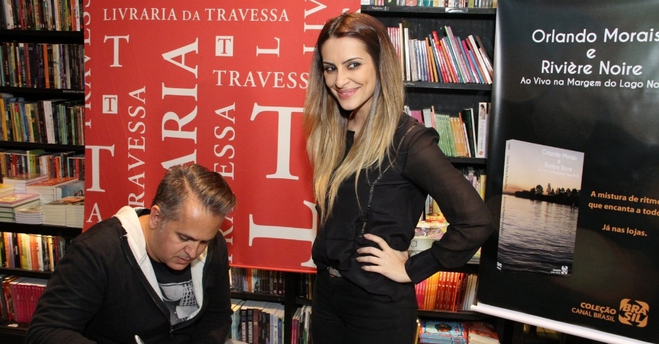 25.abr.2013 - Cleo Pires prestigiou o lançamento do DVD "Rivière Noire", de Orlando Morais, em uma livraria da zona sul do Rio