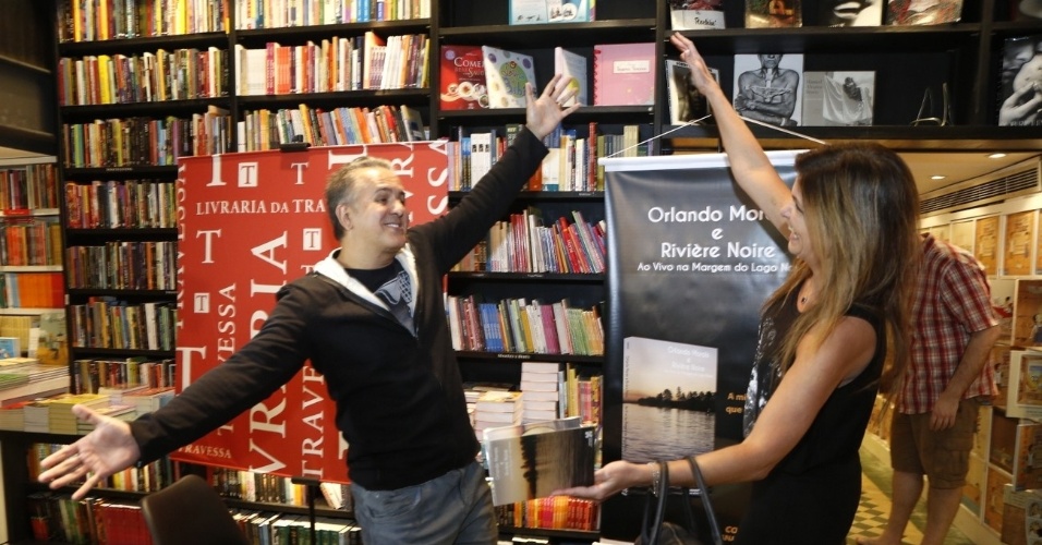 25.abr.2013 - Cristiana Oliveira prestigiou o lançamento do DVD "Rivière Noire", de Orlando Morais, em uma livraria da zona sul do Rio